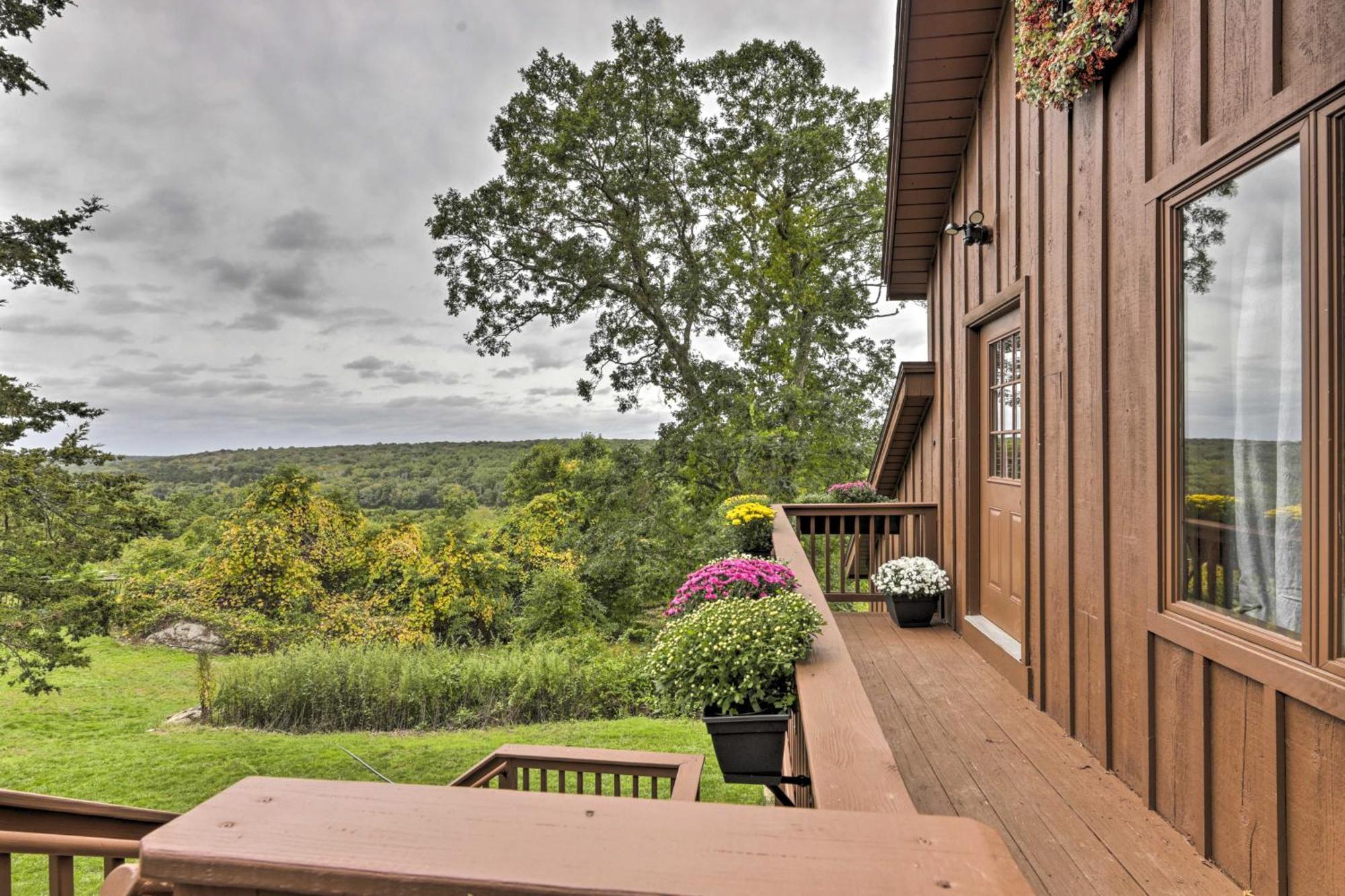 Private Guest House With Deck And Spectacular Views! Uncasville Esterno foto