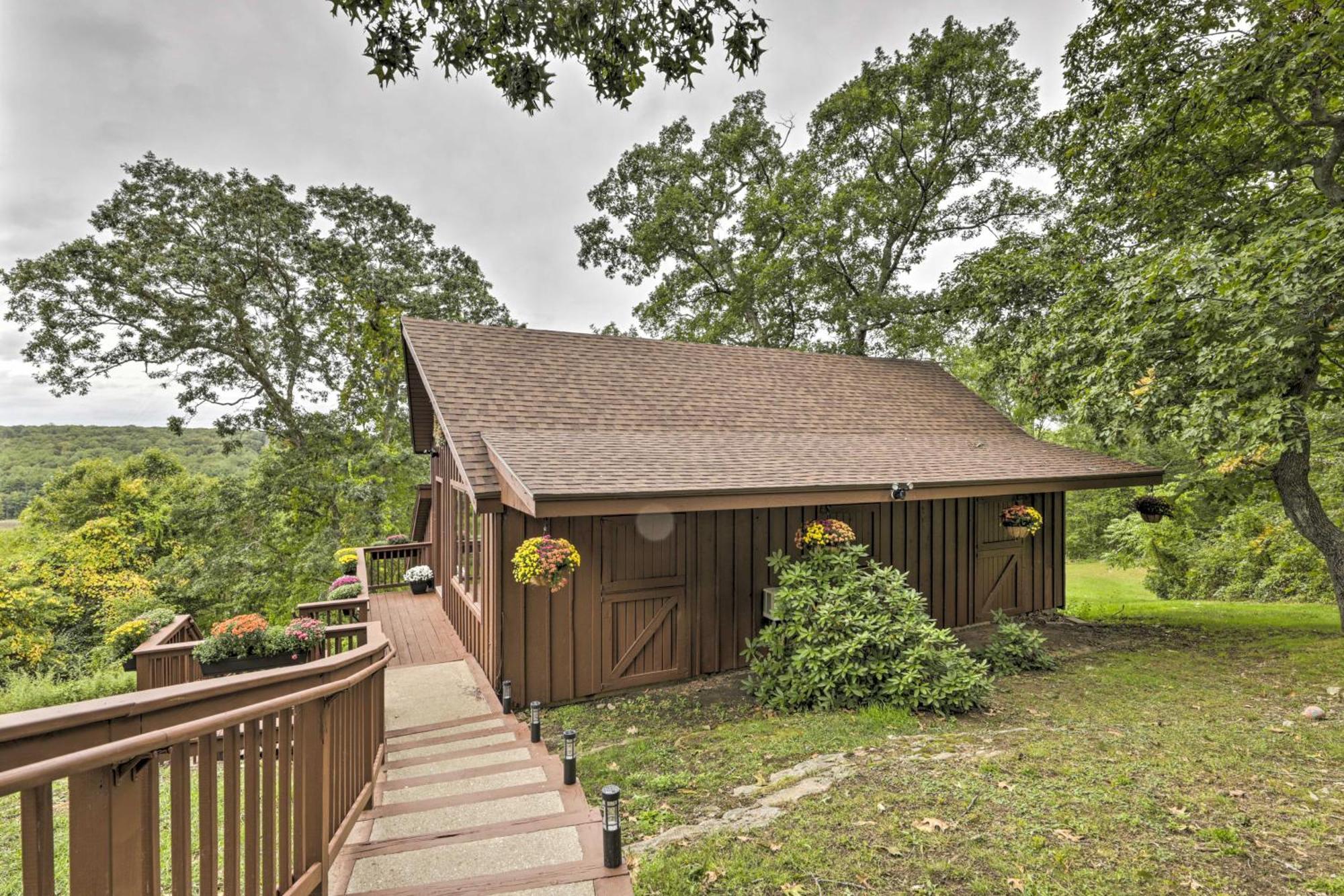 Private Guest House With Deck And Spectacular Views! Uncasville Esterno foto